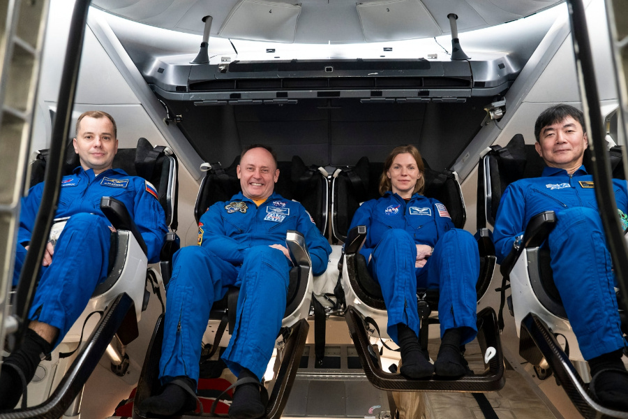 Endeavor号に搭乗するCrew-11の4人。(左から)Roscosmos所属のOleg Platonov氏、NASA所属のMike Fincke氏、同じくNASA所属のZena Cardman氏、JAXA所属の油井氏。コマンダー(船長)はCardman氏、パイロット(操縦士)はFincke氏が務める(出典:SpaceX)