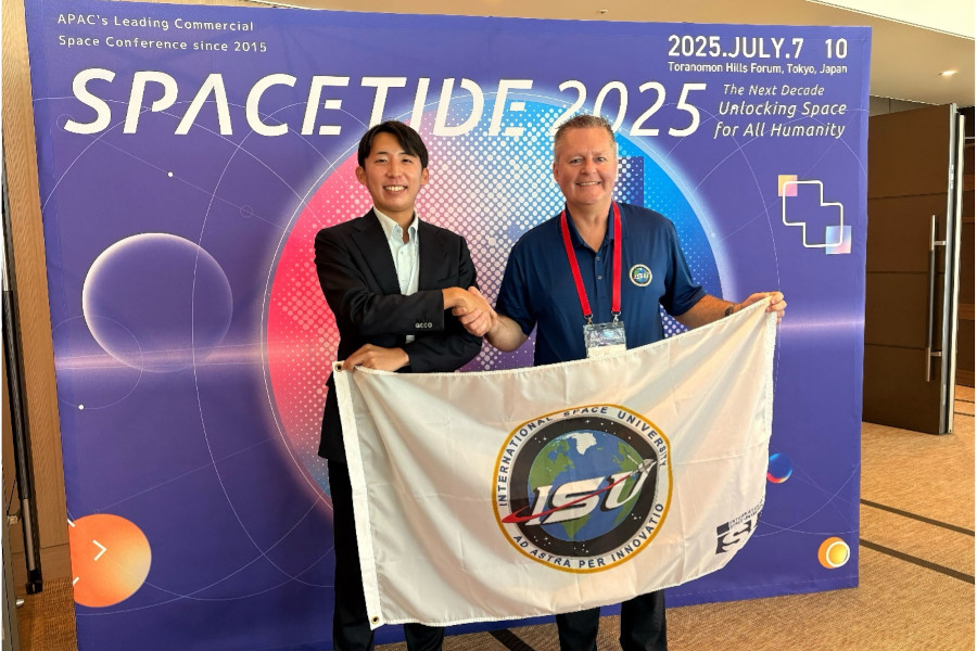 (左から)ASTRO GATE 最高経営責任者(CEO) 原田悠貴氏、ISU 学長 John Wensveen氏(出典:ASTRO GATE)