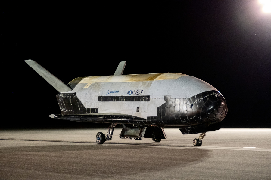 スペースシャトルと似た形状のX-37B。全長は8.9m、全高は2.9m、翼幅は4.5m、重量は4990kg(出典:U.S. Space Force / Staff Sgt. Adam Shanks)