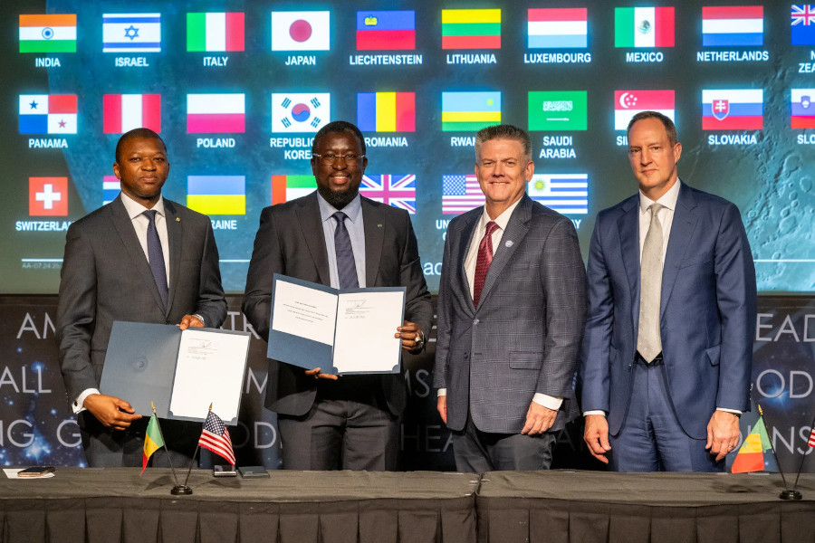 (左から)駐米セネガル大使 Abdoul Wahab Haidara氏、ASES長官 Maram Kairé氏、NASA 首席補佐官 Brian Hughes氏、米国務省 アフリカ局上級職員 Jonathan Pratt氏(出典:NASA / Keegan Barber)