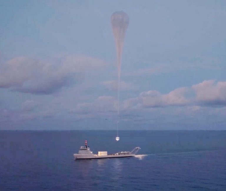 2024年9月の試験飛行で海上宇宙港Voyagerから浮き上がるExcelsior号（出典：Space Perspective）
