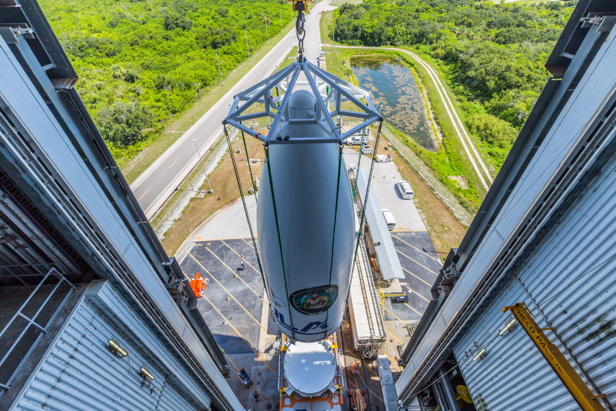 ケープカナベラル宇宙軍基地でVulcanで打ち上げるミッション「USSF-106」の貨物(ペイロード)を吊り上げる。USSF-106は、宇宙システム軍団(SSC)にとってVulcanの最初の国家安全保障ミッションとなる(出典:ULA)