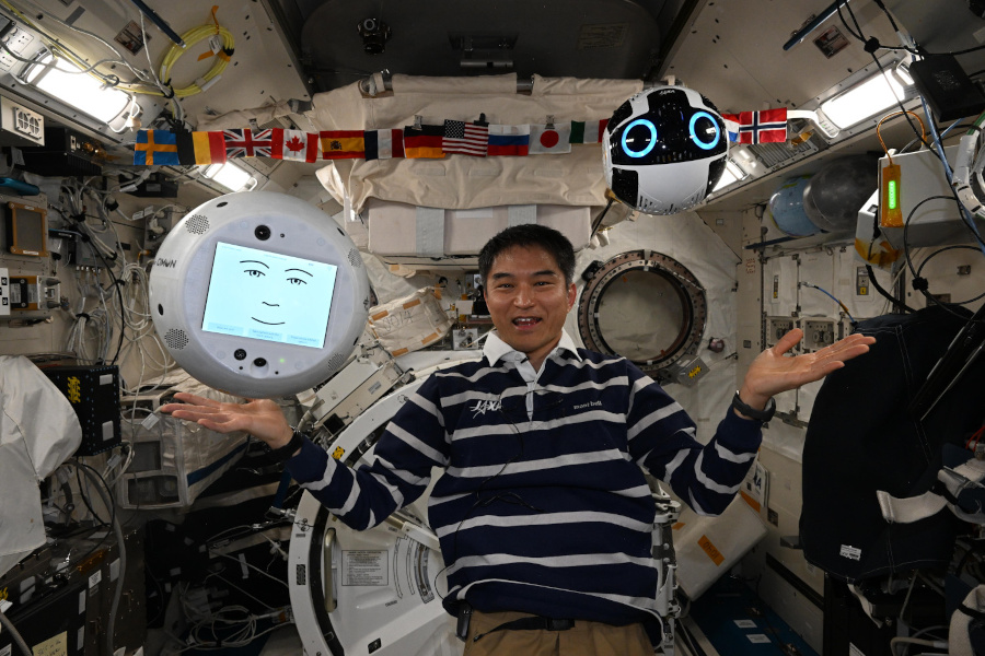 (左から)CIMON、大西卓哉宇宙飛行士、Int-Ball2(出典:JAXA / DLR / ESA / NASA)