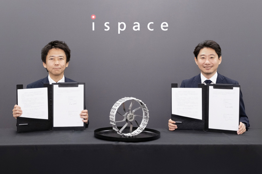 7月15日の締結式。(左から)ブリヂストン BSJP直需タイヤ戦略企画/新モビリティ事業部門長 太田正樹氏、space 代表取締役 最高経営責任者(CEO) 袴田武史氏(出典:ispace)