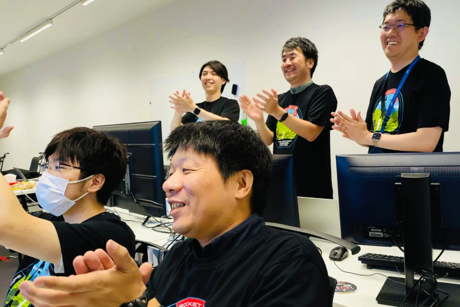 初交信時の管制室（出典：QPS研究所）