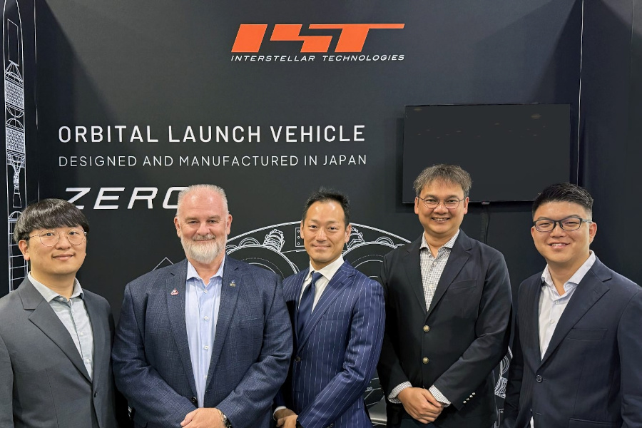 (左から)DARLO Aerospace 最高経営責任者(CEO) Seunghyeon Do氏、 Wolfpack CubeSat CEO Kevin Simmons氏、インターステラ 取締役 最高執行責任者(COO) 熱田圭史氏、Ocullospace創業者 Franco Gan氏、インターステラ ミッション管理 小山リオ氏(出典:インターステラ)