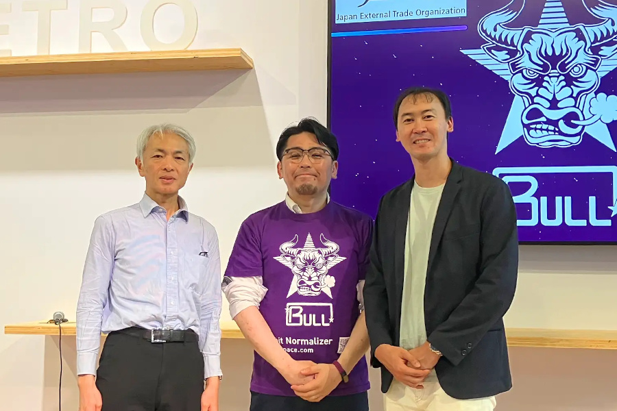 (左から)JETRO パリ事務所 所長 田村暁彦氏、BULL 代表(BULL SASの代表も兼務) 宇藤恭士氏、JETRO パリ事務所 井上尚貴氏(出典:BULL)