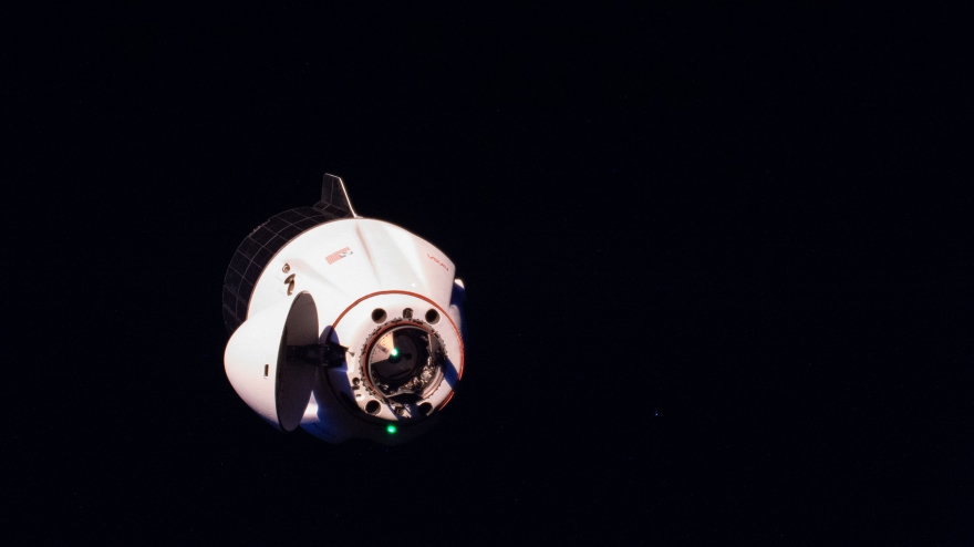 ISSに接近するCargo Dragon