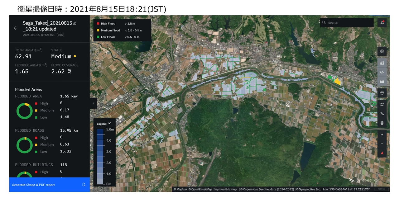 過去の浸水被害（2019年8月豪雨・2021年8月豪雨、武雄市・大町町エリア）で複数の衛星データと六角川の水文データを解析、比較、精度を検証した。当初は農地エリアも浸水箇所と判別していたが、解析アルゴリズムの改良で真に浸水した箇所のみを検出できている（水色着色部分）ことが分かる（出典：Synspective）