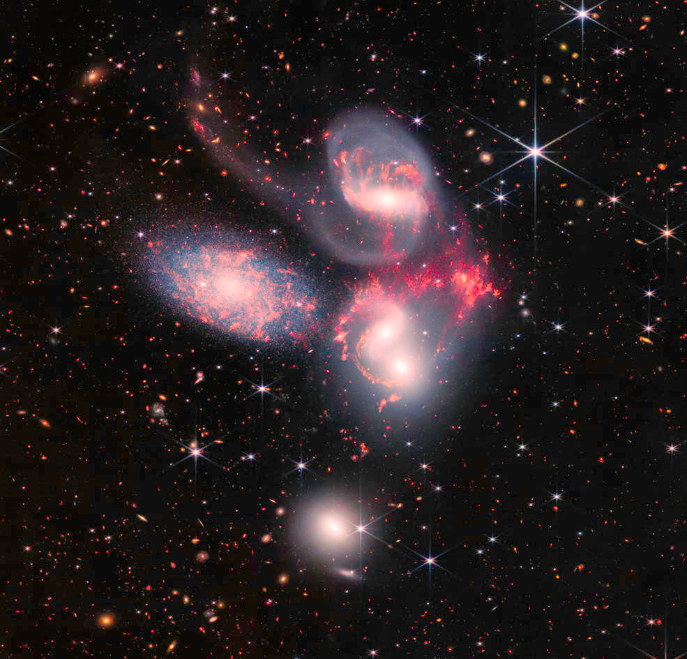 ペガサス座にある「ステファンの五つ子銀河」。銀河が5つ集まって見えるが、その内の4つが銀河団を形成している。写っている範囲は、満月の5分の1ほど（出典：NASA）