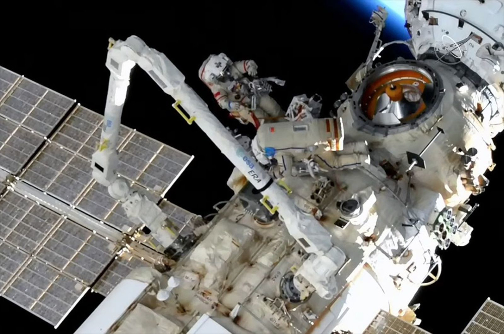ISSロシア飛行士の船外活動、宇宙服トラブルで短縮–バッテリー電圧に