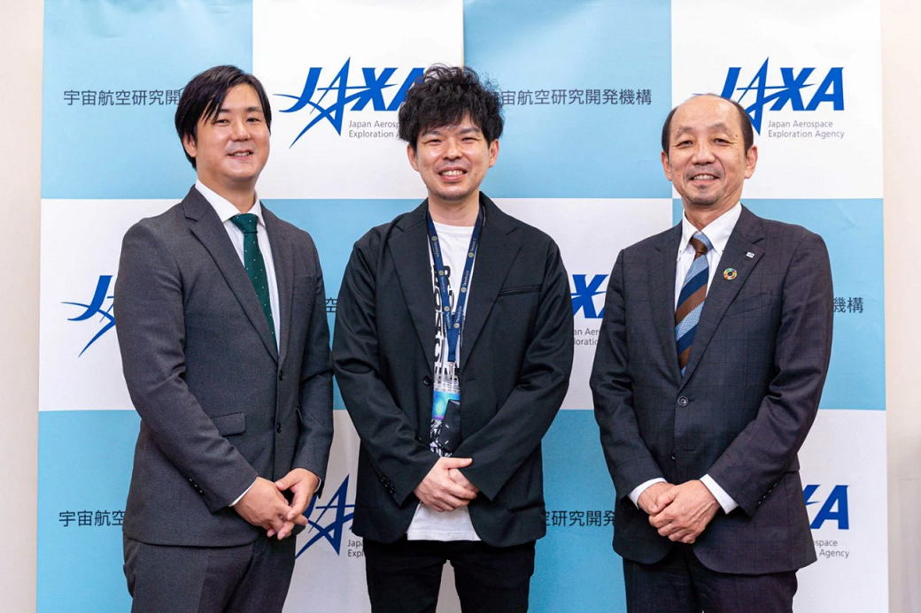 JAXAからの出資第1号となった天地人。（左から）代表取締役 櫻庭康人氏、COO 百束泰俊氏、JAXA 理事 石井康夫氏（出典：天地人）