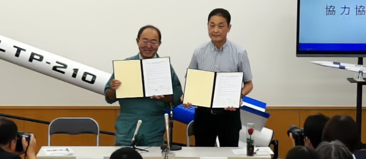 協力協定調印式の様子。（左から）植松電機 代表取締役 植松努氏、ロケットリンク CEO 森田泰弘氏