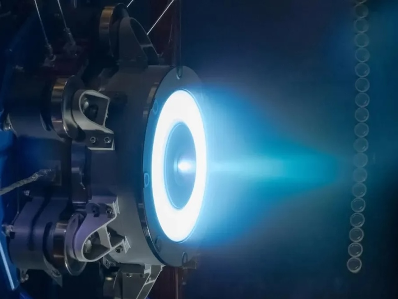 NASA、新型電気推進器を燃焼試験--既存の2倍強力、月周回有人拠点の動力
