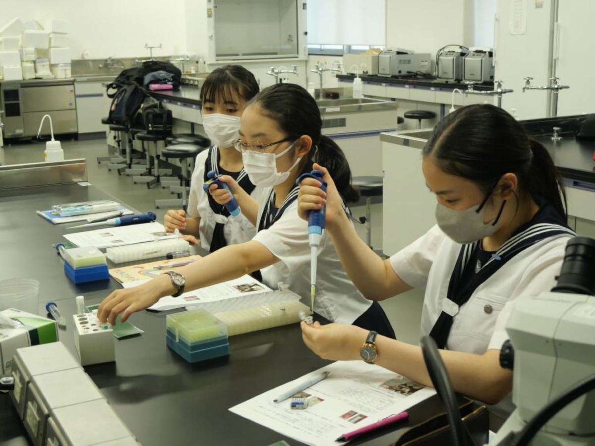 学習院女子高校の高校生がタンパク質結晶化実験をする様子（出典：Space BD）