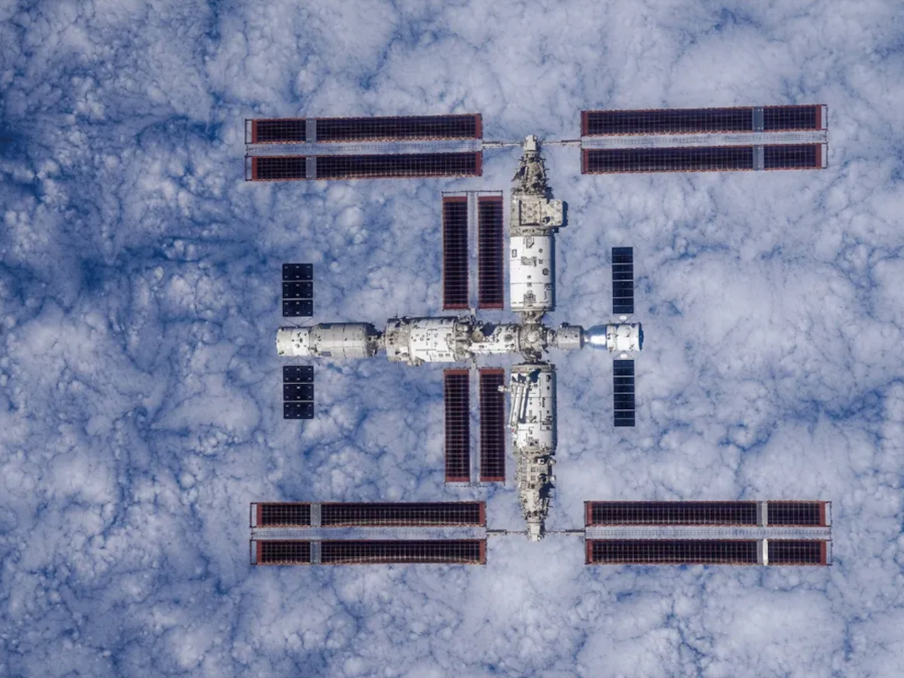 中国、完成した宇宙ステーション「天宮」の写真を公開--神舟16号クルーが撮影