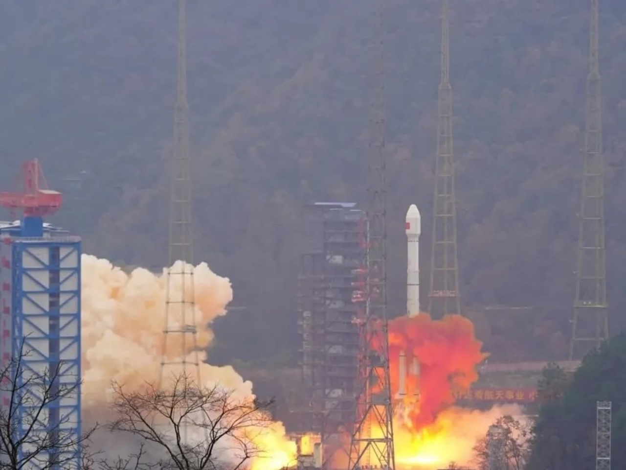 中国の測位衛星打ち上げ、ブースターが民家近くの山に落下--SNSに映像