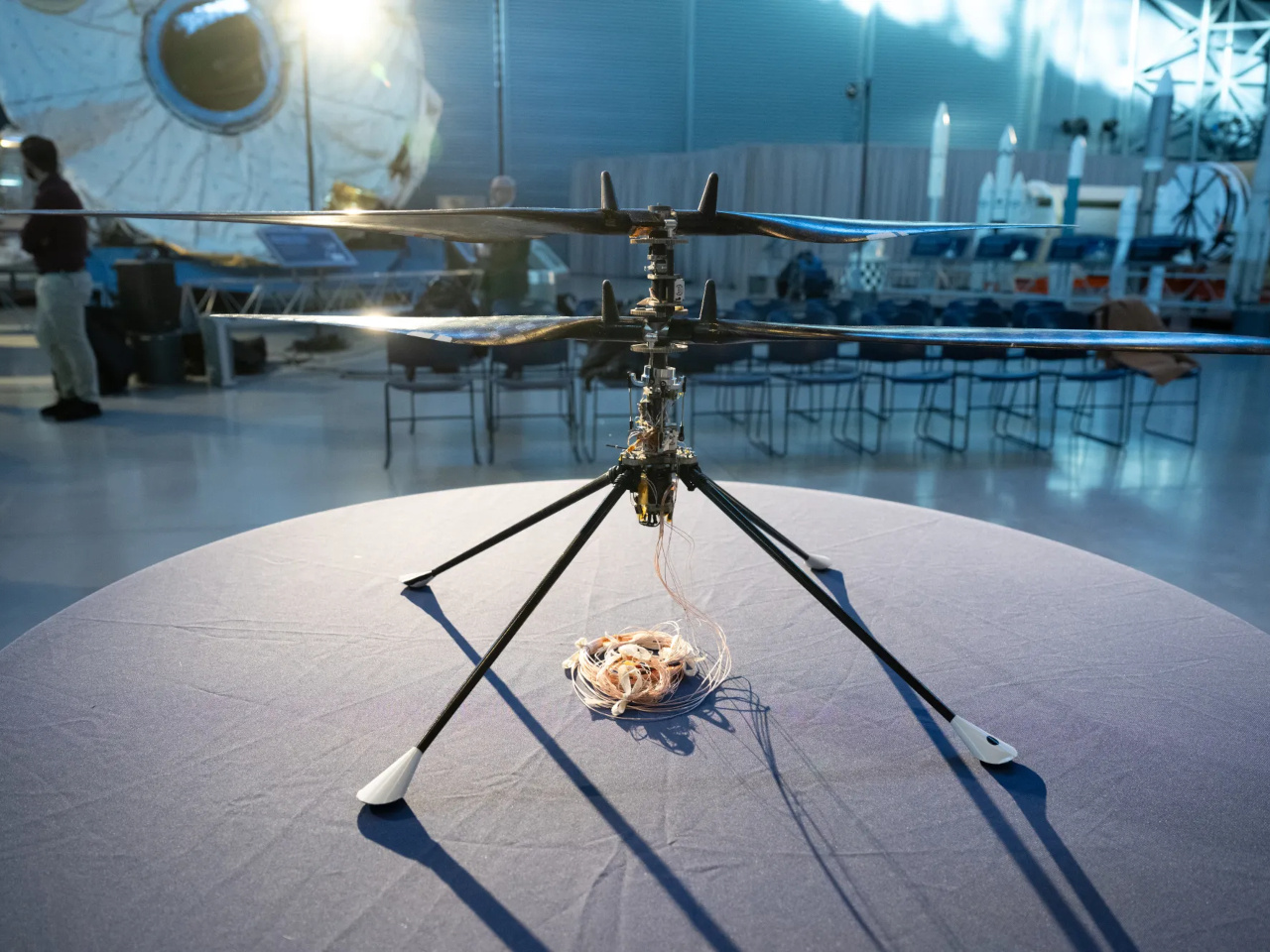 運用終了の火星ヘリ「インジェニュイティ」試作機、スミソニアン博物館で展示