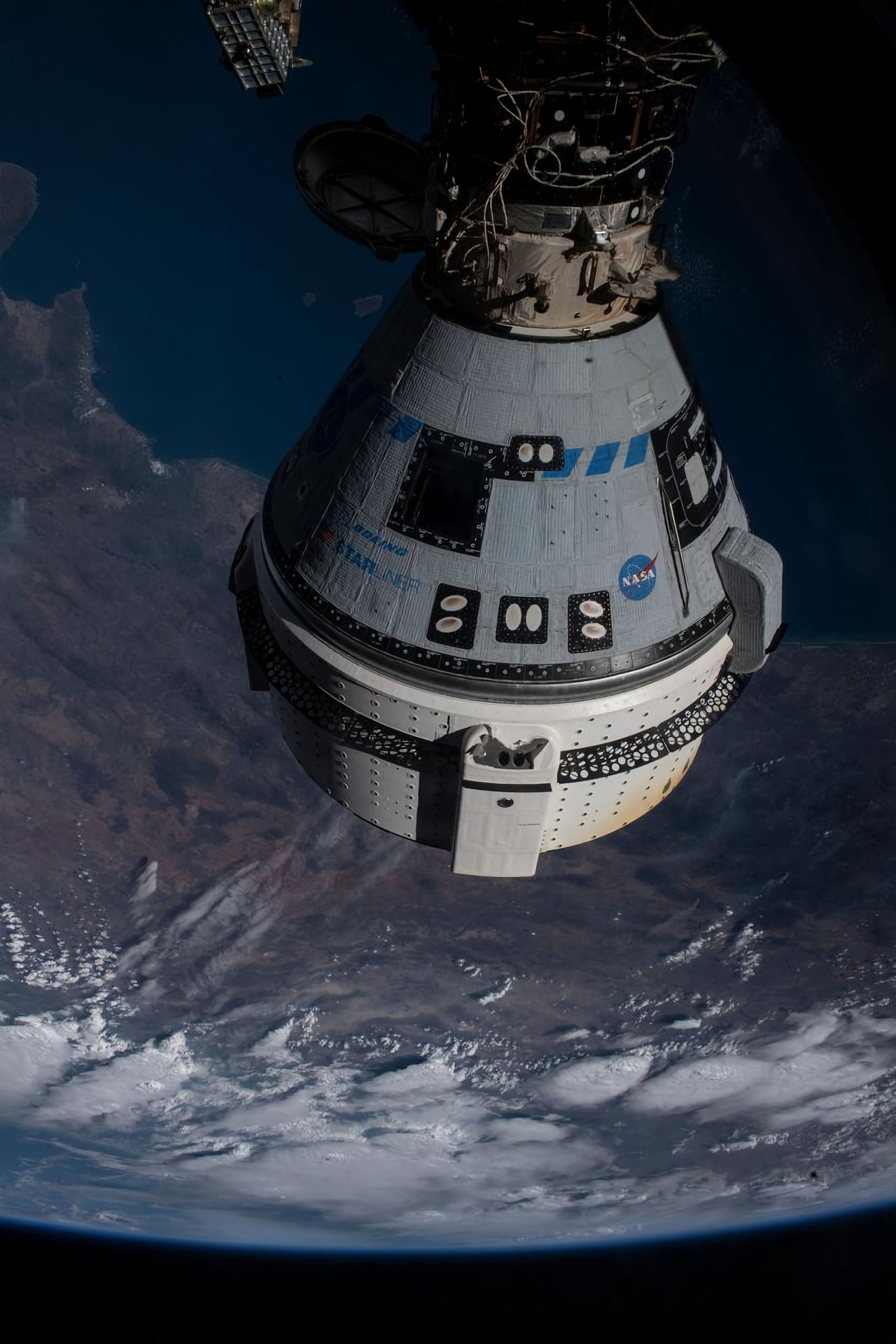 メキシコのナヤリット州沖の高度461マイルを飛行するStarliner。ISSのモジュールを結合させて通路の役割を果たす「Harmony」にドッキングしている（出典：Boeing/John Grant）