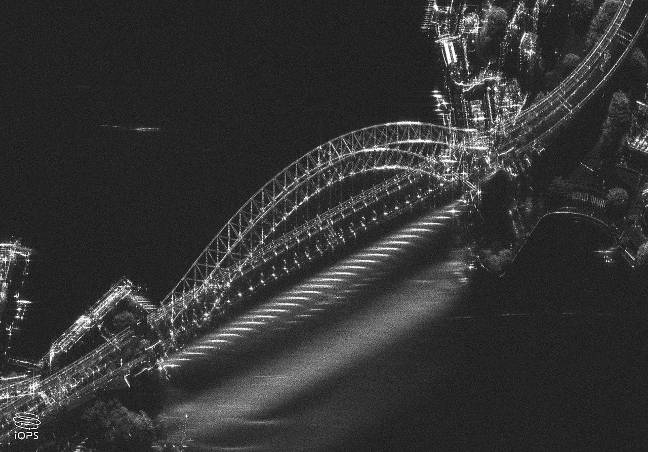 シドニーの拡大。シドニー市街とノースシドニーを結ぶシドニー・ハーバーブリッジは全長が約1149m、幅が49mのシングルアーチ橋。鉄柱や鉄脚の細部まで確認できる（出典：QPS研究所）