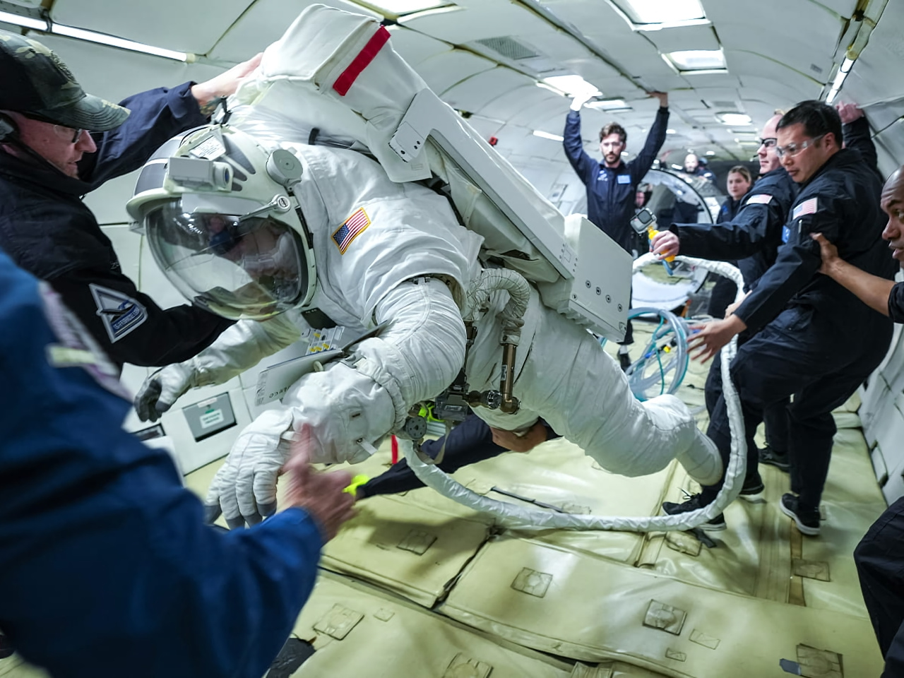 米コリンズ、国際宇宙ステーションで使われる船外活動ユニットを無重力で試験