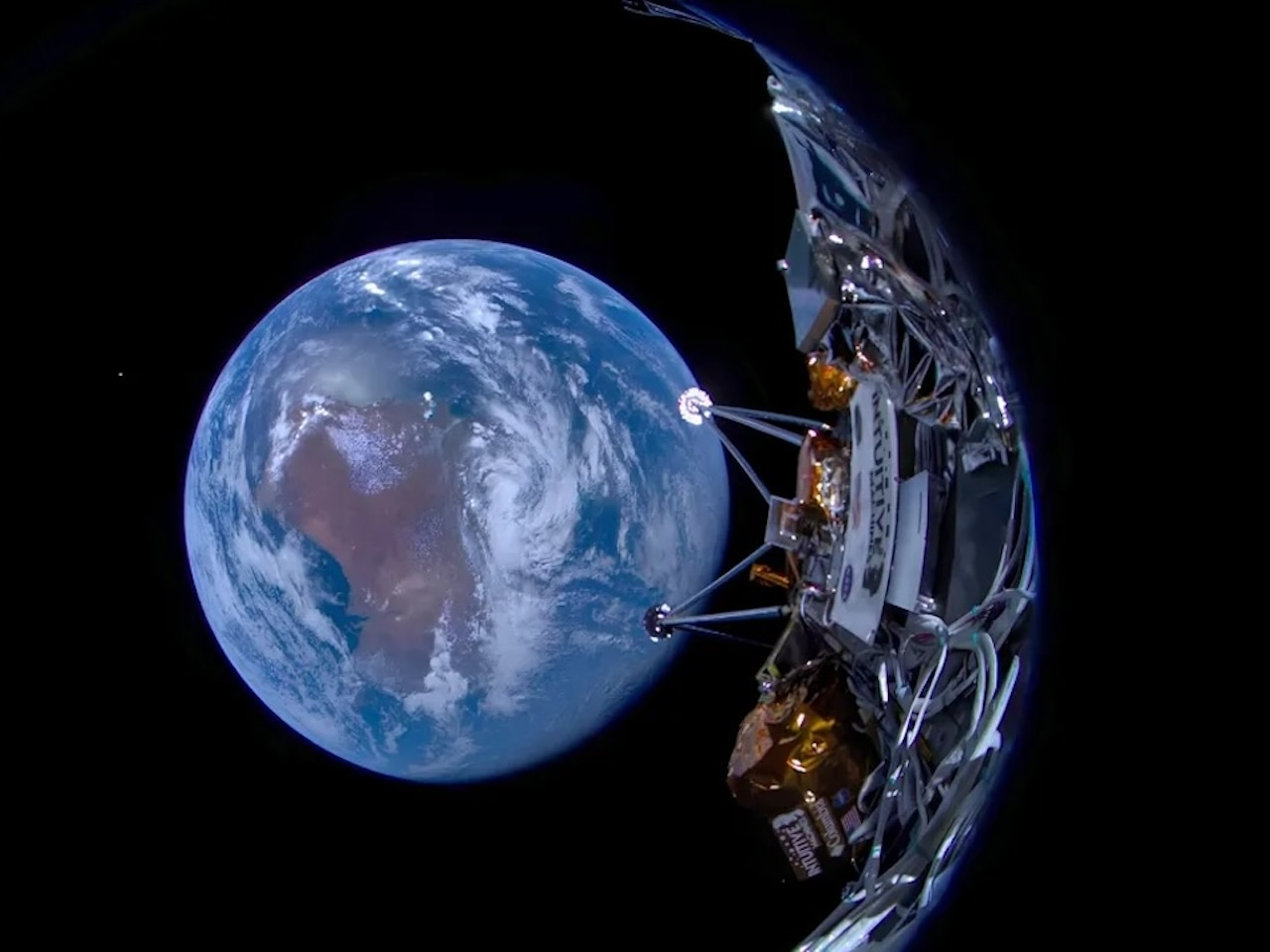 着陸船「オデュッセウス」、宇宙で自撮りパシャリ--民間企業で初の月着陸目指す