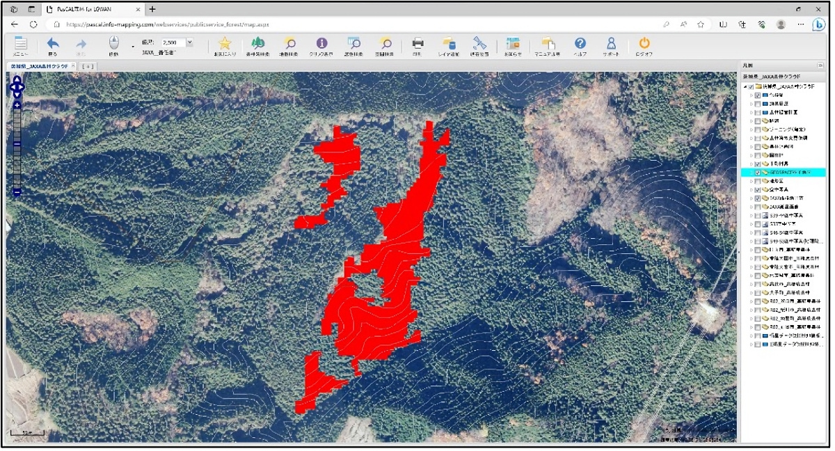 森林クラウド上での伐採検知情報の表示例。伐採検知した情報（赤色の範囲）を森林クラウドに追加して空中写真や行政情報などと重ねて表示。伐採検知情報と伐採届などを重ねることで、地方自治体の職員は伐採の状況や届出の有無を容易に確認できるという（出典：JAXA）
