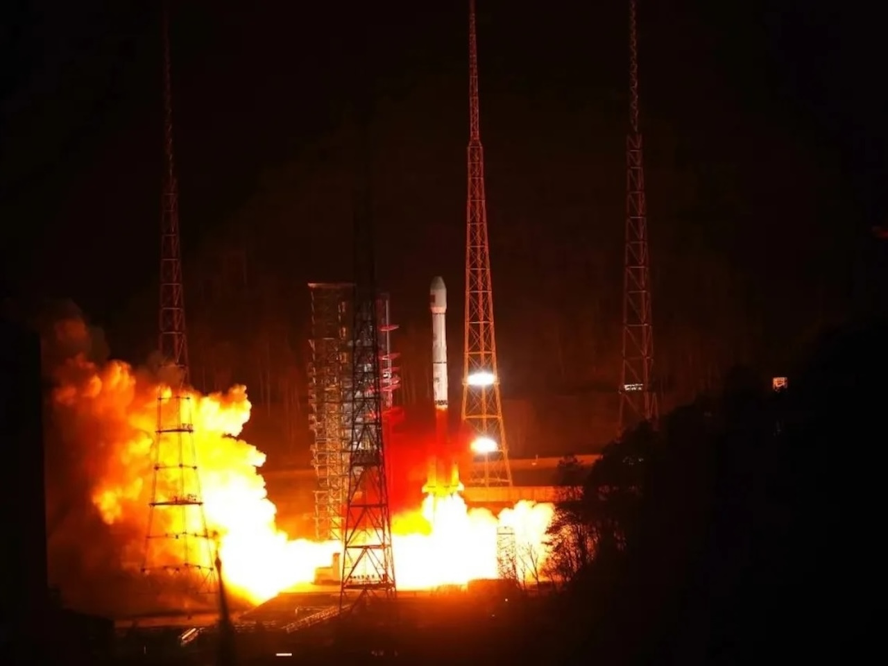 中国、初の高軌道ネット衛星を打ち上げ--「一帯一路」主要地域をカバーか