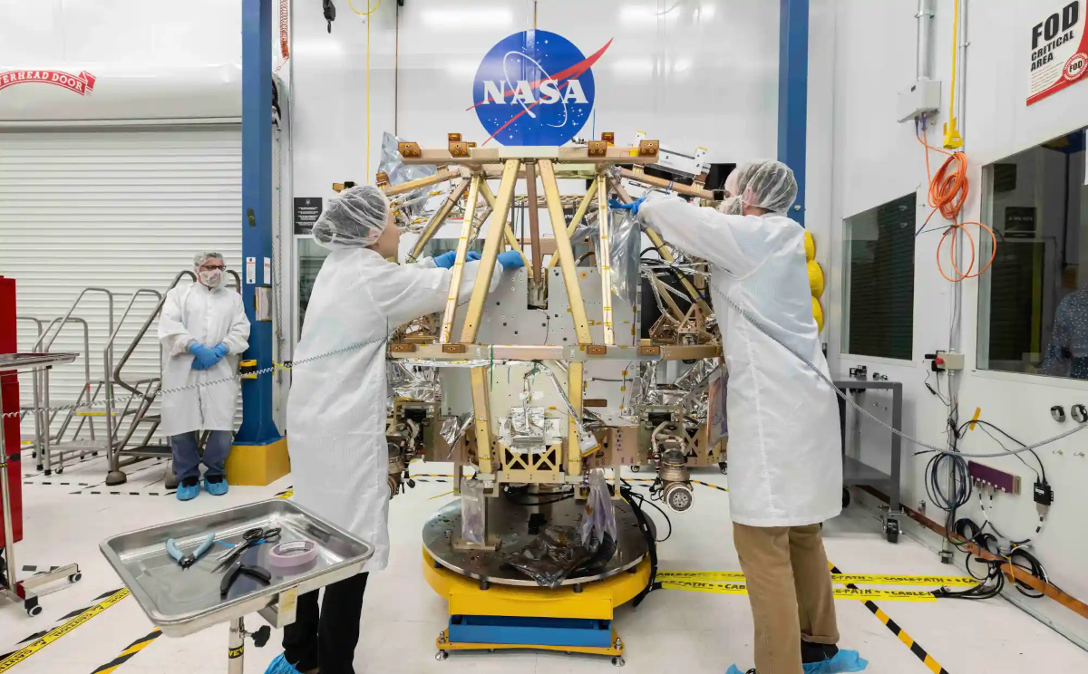 米テキサス州ヒューストンにあるジョンソン宇宙センターのクリーンルームで組み立てられるVIPER。VIPERはNASAにとって初の月探査ロボット（出典：NASA/Bill Stafford）