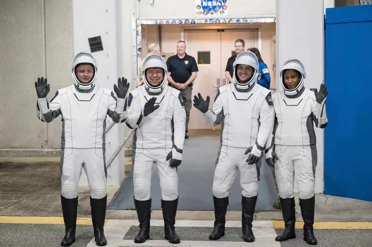 （左から）ミッションスペシャリストのGrebenkin氏、操縦士のBarratt氏、船長のDominick氏、ミッションスペシャリストのEpps氏（出典：NASA）