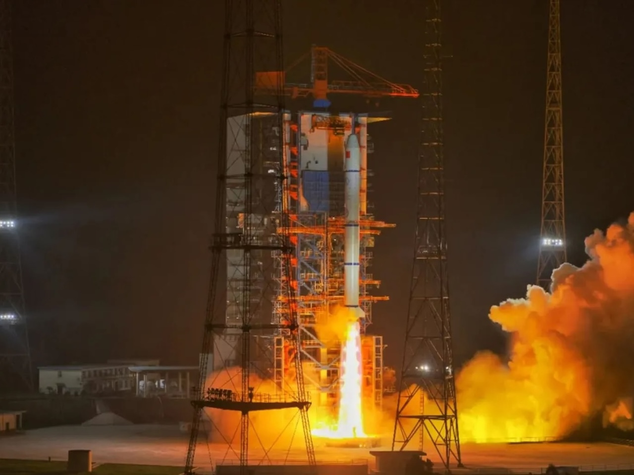 中国、月探査機を喪失か--ロケット上段に異常、月周回軌道に投入できず