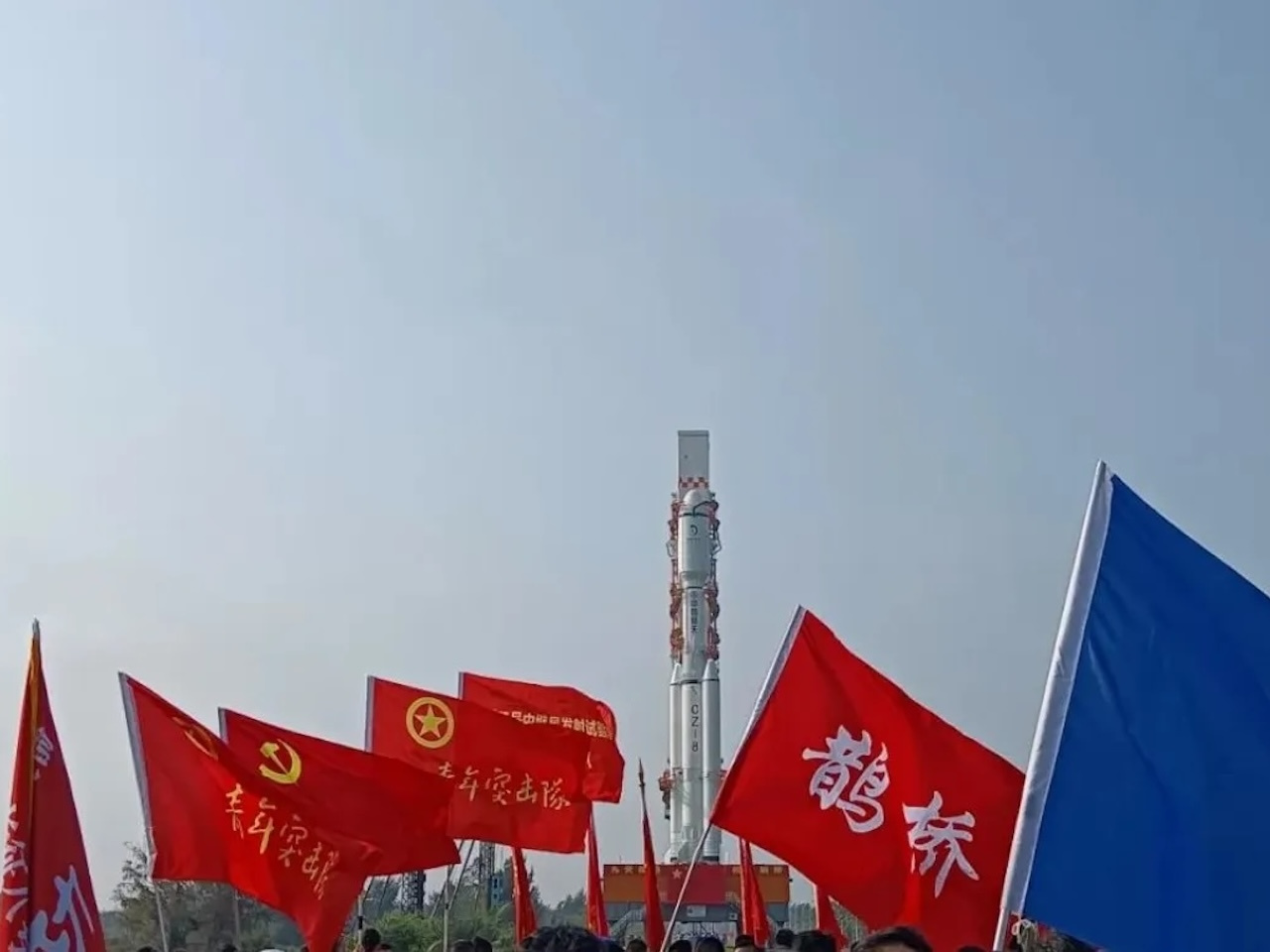 中国、通信中継衛星「鵲橋2号」打ち上げロケットを射場に--月裏からのサンプルリターンを支援
