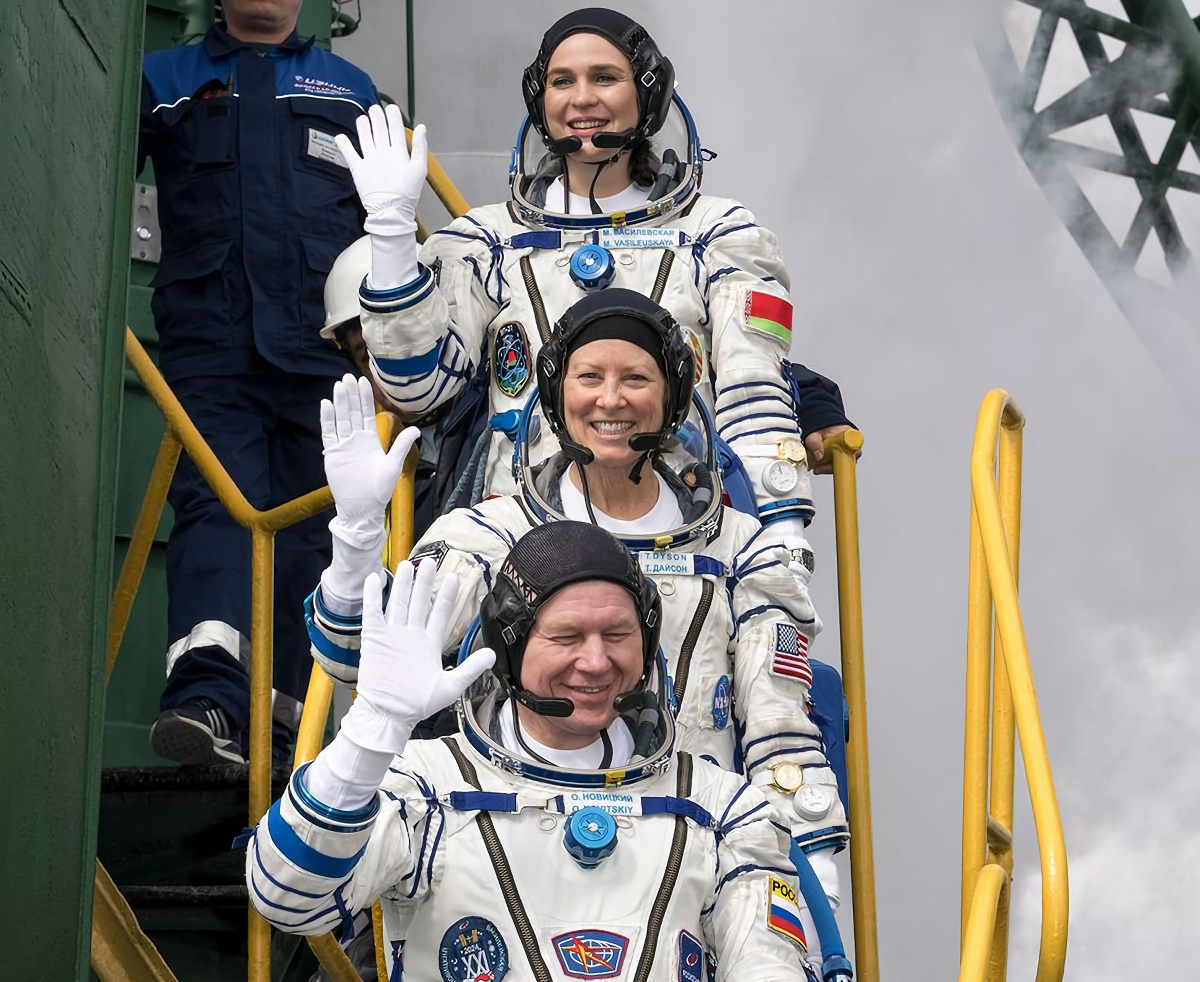 （下から）Oleg Novitskiy（オレッグ・ノヴィツキー）氏、Tracy Dyson（トレーシー・ダイソン）氏、Marina Vasilevskaya（マリナ・ヴァシレフスカヤ）氏（出典：NASA/Bill Ingalls）