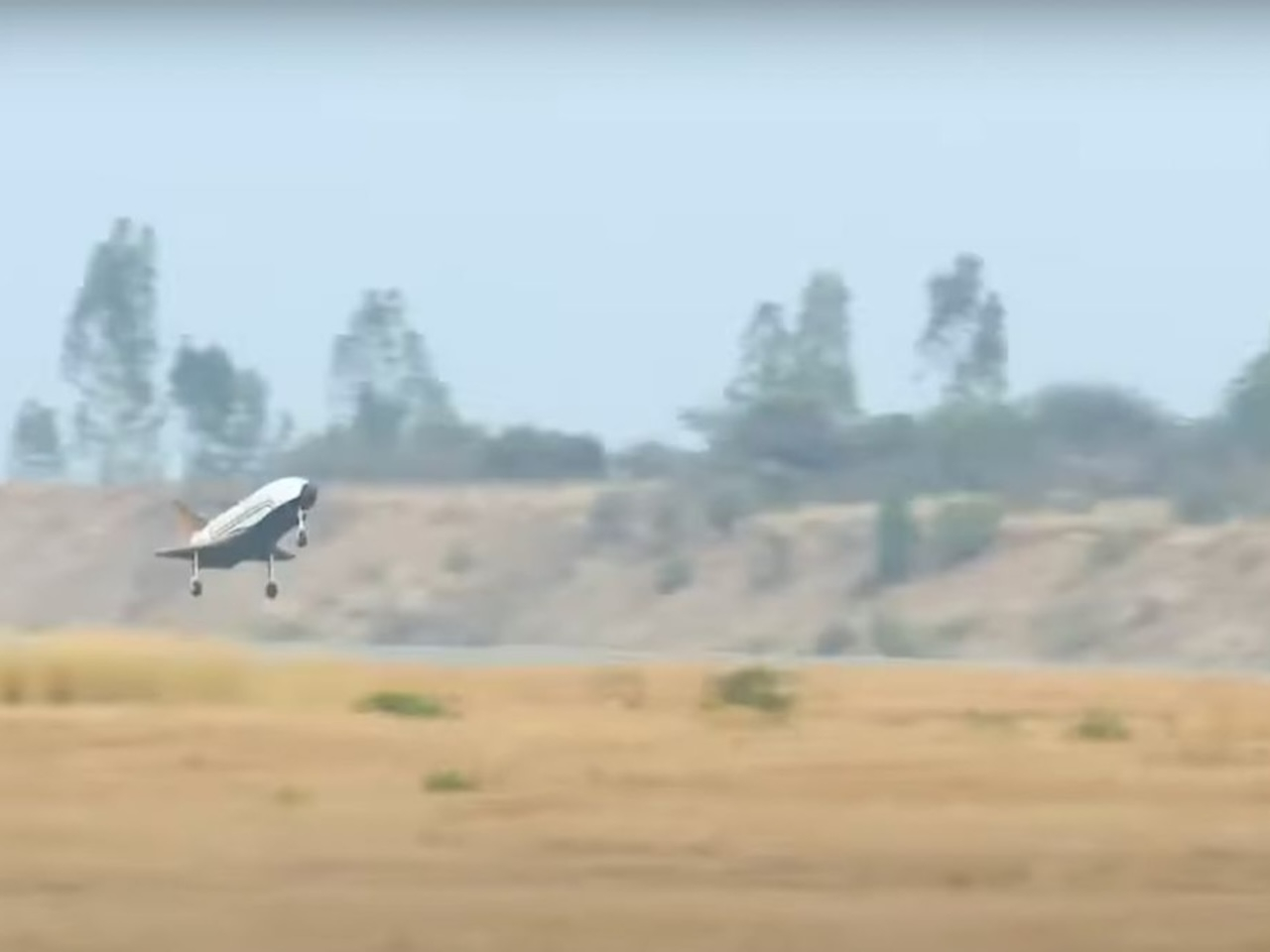 インド、スペースプレーン試作機で2回目の着陸試験に成功--自律飛行で着陸