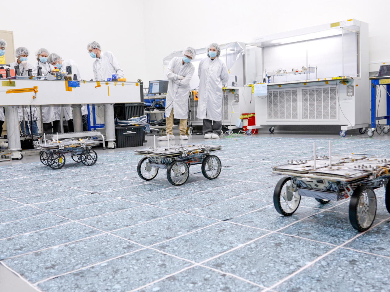 自律的に動く複数台が協調して月面地図を作成するロボットを試験運転--休憩して充電も