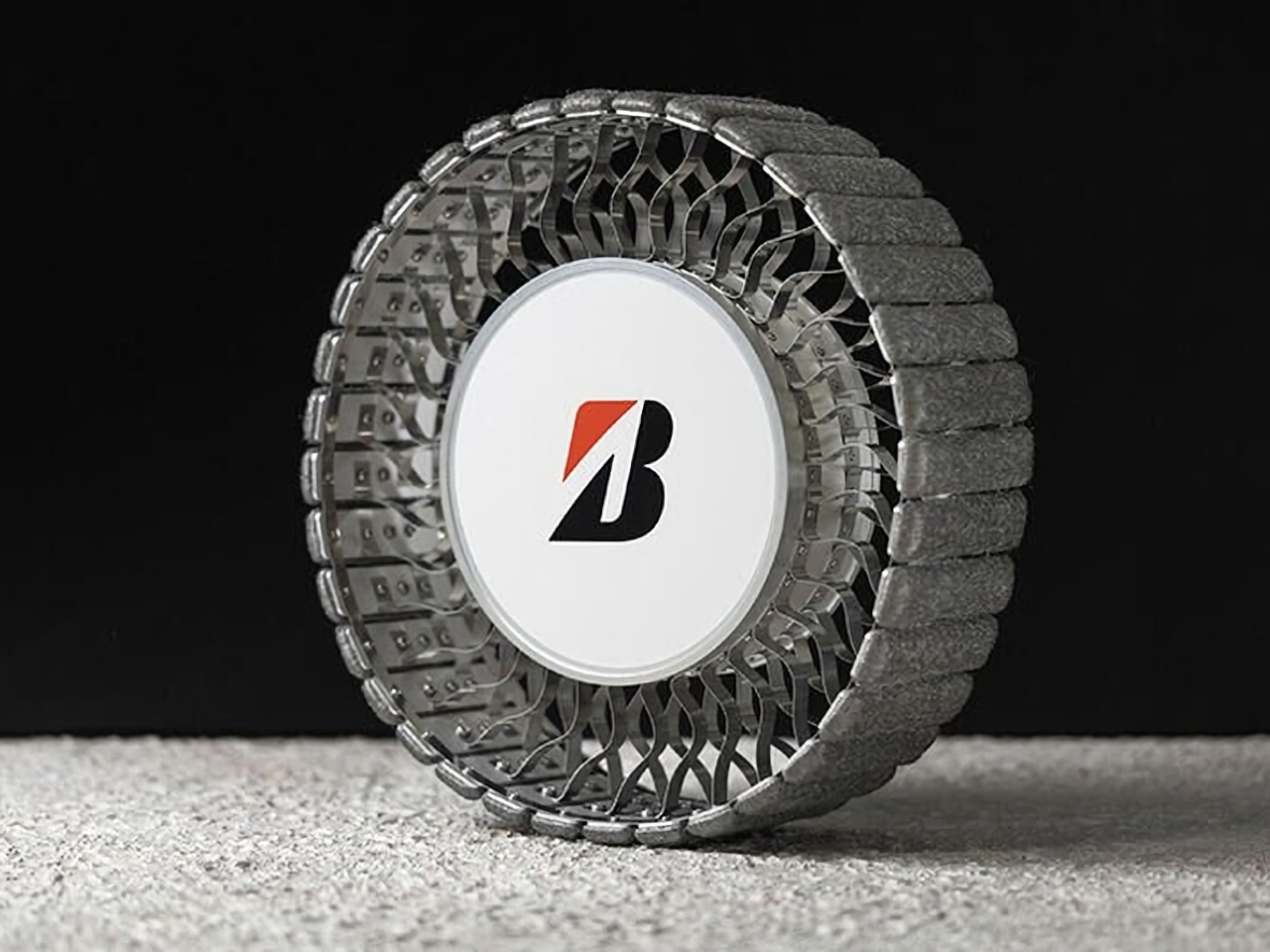 ブリヂストン、月面探査車用の新型タイヤを開発--金属ホイールなどで耐久性と走破性を両立