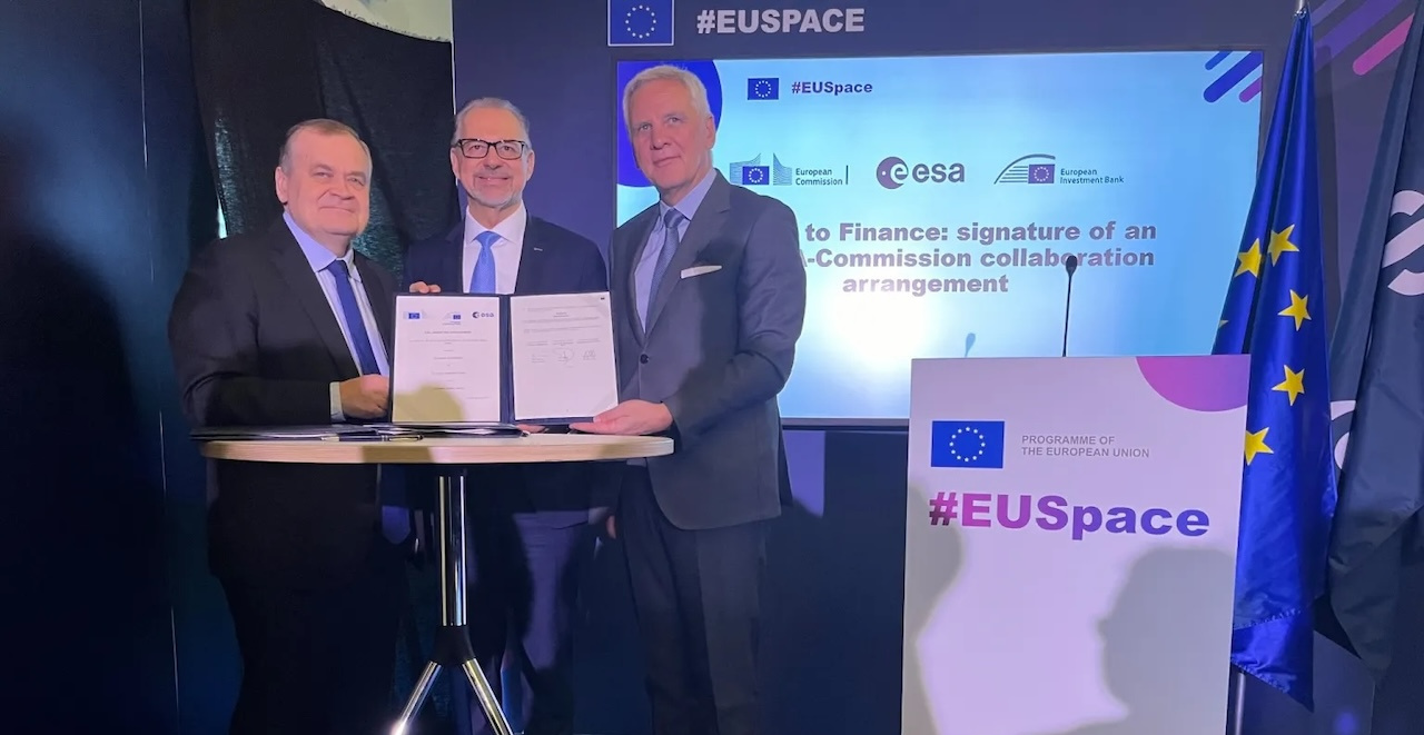 （左から）EC内の防衛産業・宇宙総局（Directorate-General for Defence Industry and Space：DG DEFIS）局長のTimo Pesonen氏、ESA 長官 Josef Aschbacher氏、EIB 副総裁 Kris Peeters氏（出典：EIB）