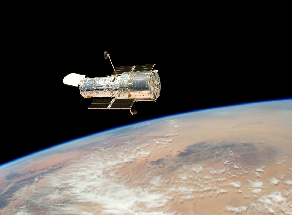 ハッブル宇宙望遠鏡は地球の上空600kmの衛星軌道上で、31年間にわたって宇宙の観測を続けてきている（提供：米航空宇宙局＝NASA／宇宙望遠鏡科学研究所＝STScI）