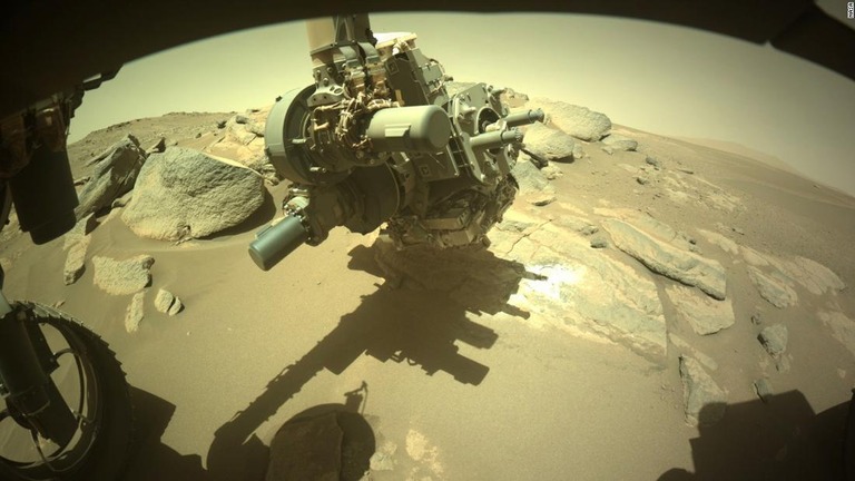 火星探査車「パーサビアランス」が、露出した岩石の調査に当たる/NASA