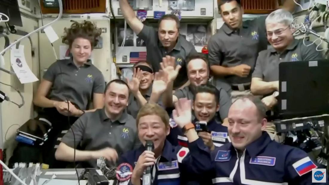 ロシアの宇宙飛行士らと映る前澤さん/NASA