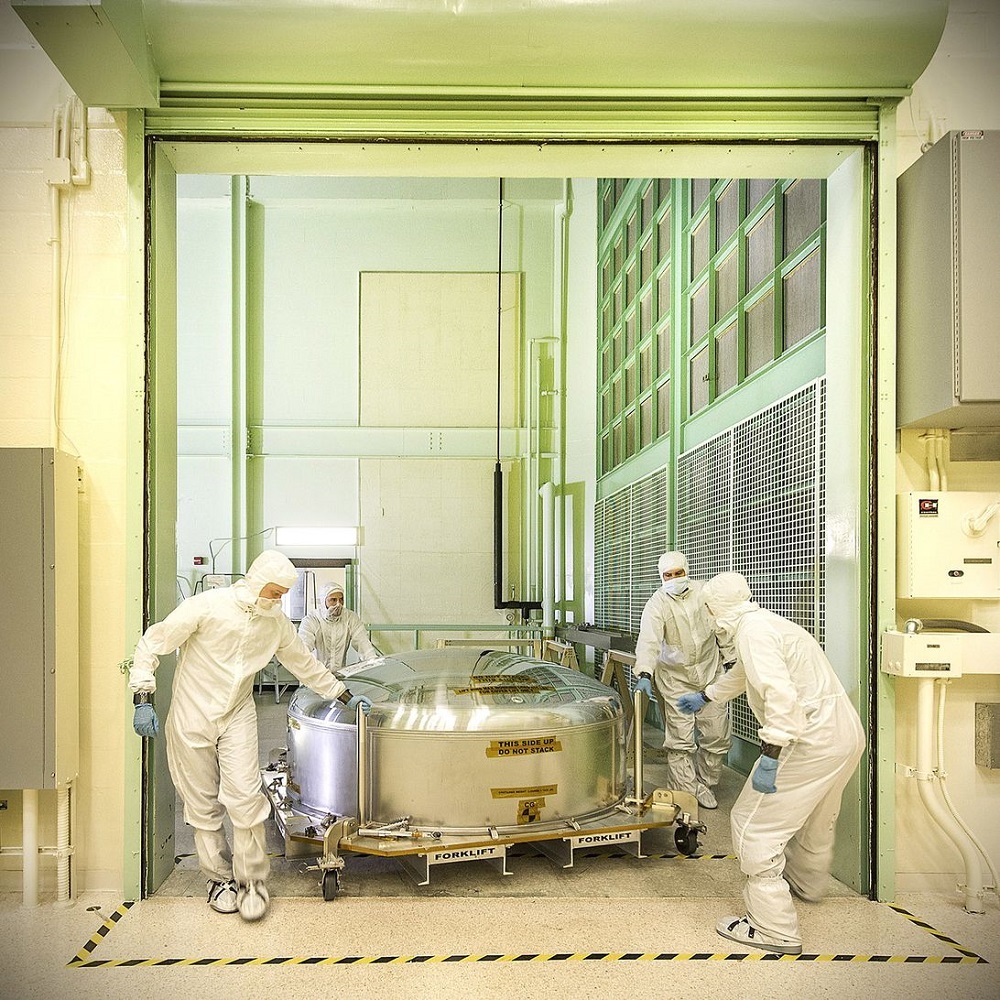 テストユニットの主鏡部分をクリーンルームに戻す
提供：NASA/Chris Gunn