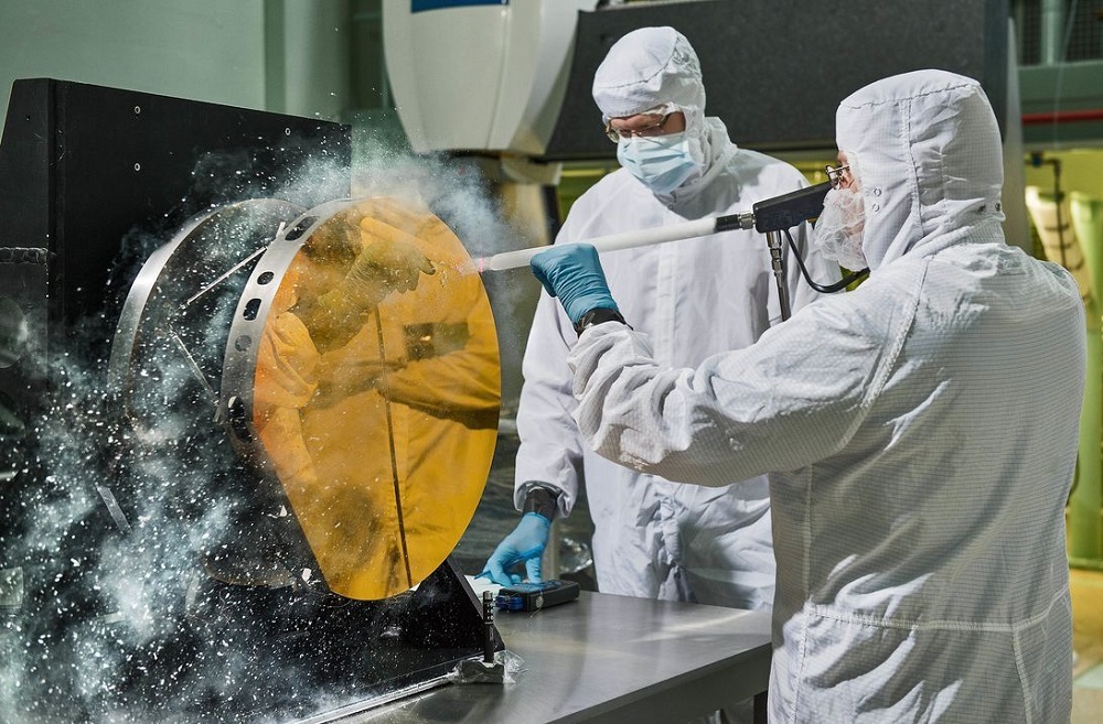 二酸化炭素の雪を噴射することで、大きな反射鏡を傷つけることなく磨くことができる
提供：NASA/Chris Gunn