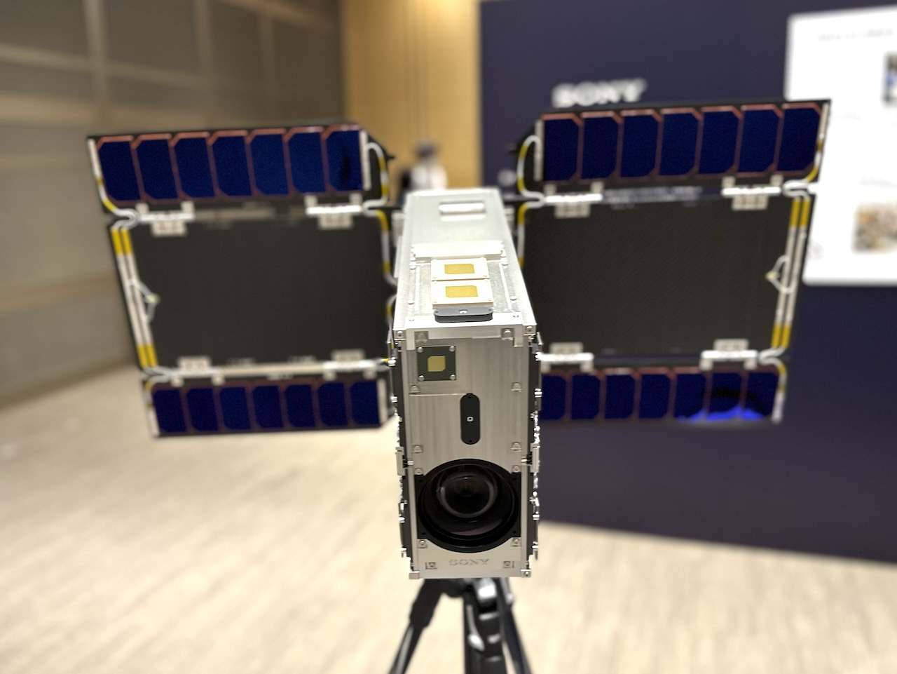 ソニーの人工衛星「EYE」の実物大モックアップがSPACETIDE 2023イベントに展示された