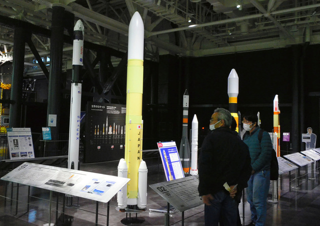 最新デザインの「H3ロケット」の模型も展示されている=2022年1月23日、岐阜県各務原市下切町5丁目、松永佳伸撮影