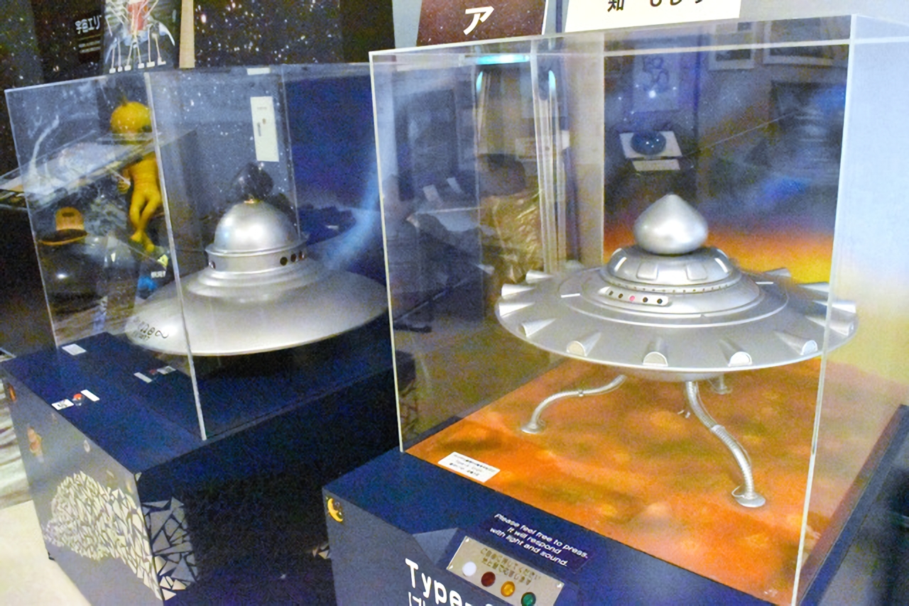 UFOふれあい館に展示されているUFOの模型。電子音とともに動く=福島市飯野町