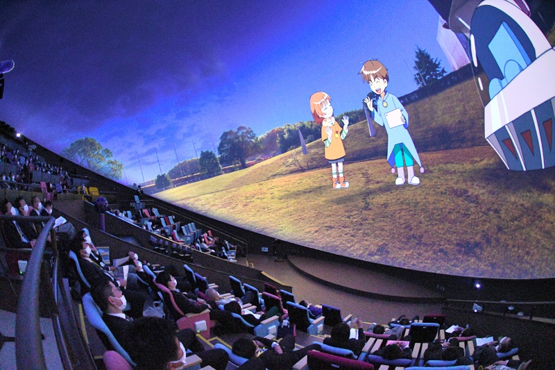 新装されたドームシアターで上映されたオリジナル番組=2022年4月21日、三重県松阪市立野町、超広角レンズ使用