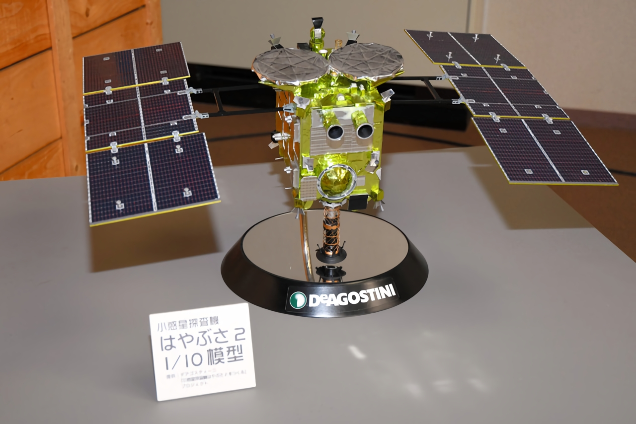小惑星探査機「はやぶさ2」の10分の1模型=2022年9月29日、角田宇宙センター、緑川夏生撮影