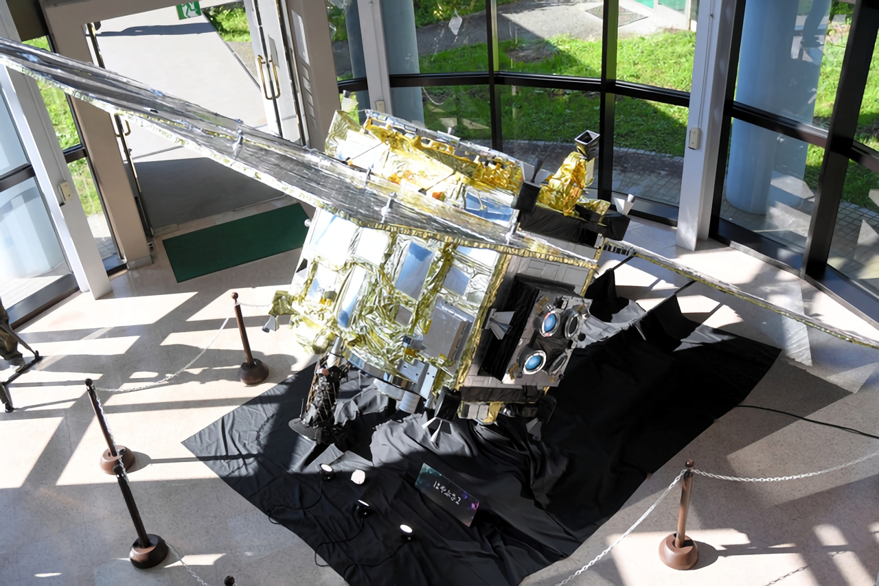 小惑星探査機「はやぶさ2」の実物大模型も展示されている=2022年9月29日、角田宇宙センター、緑川夏生撮影