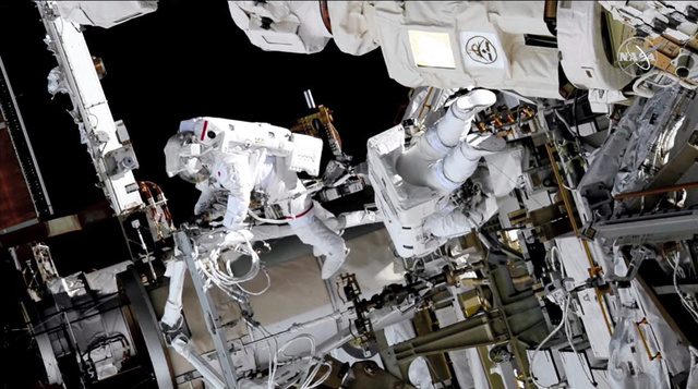 船外活動を行う若田光一宇宙飛行士（左）=NASATVから