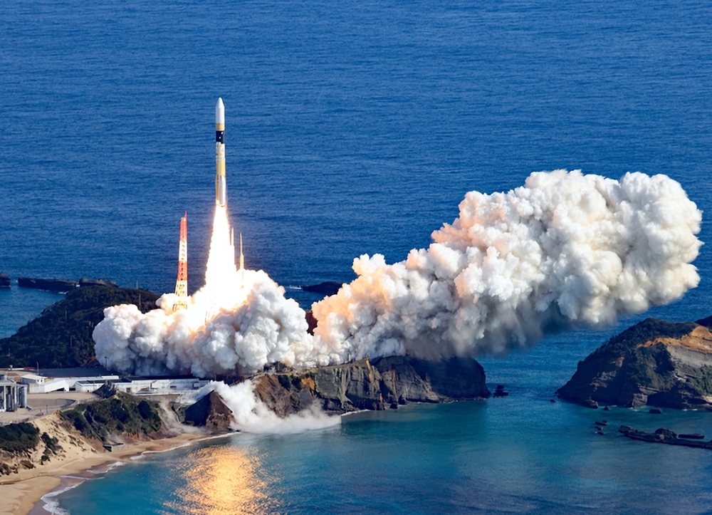 打ち上げられたH2Aロケット46号機=2023年1月26日午前10時50分、鹿児島県の種子島宇宙センター、朝日新聞社ヘリから、堀英治撮影